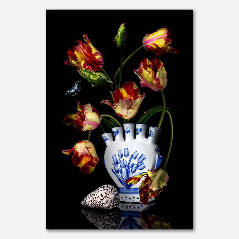 Bloemstilleven met delfts blauwe vaas en tulpen