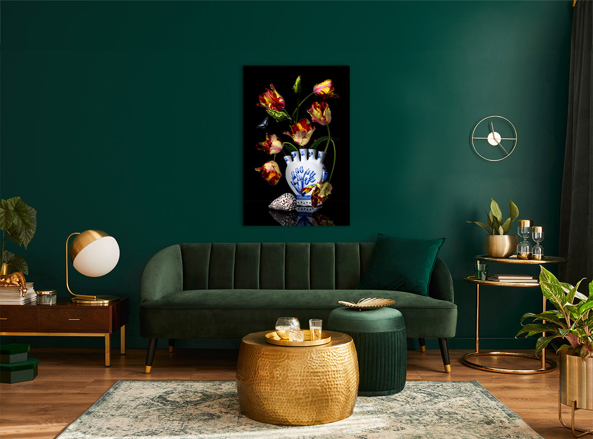 Bloemstilleven met delfts blauwe vaas en tulpen