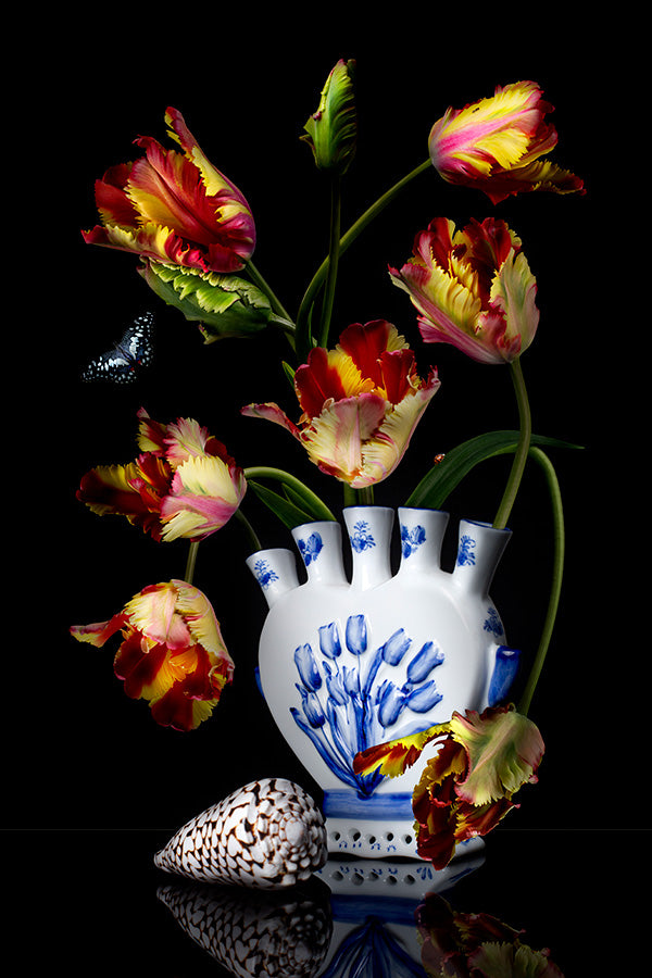 Bloemstilleven met delfts blauwe vaas en tulpen