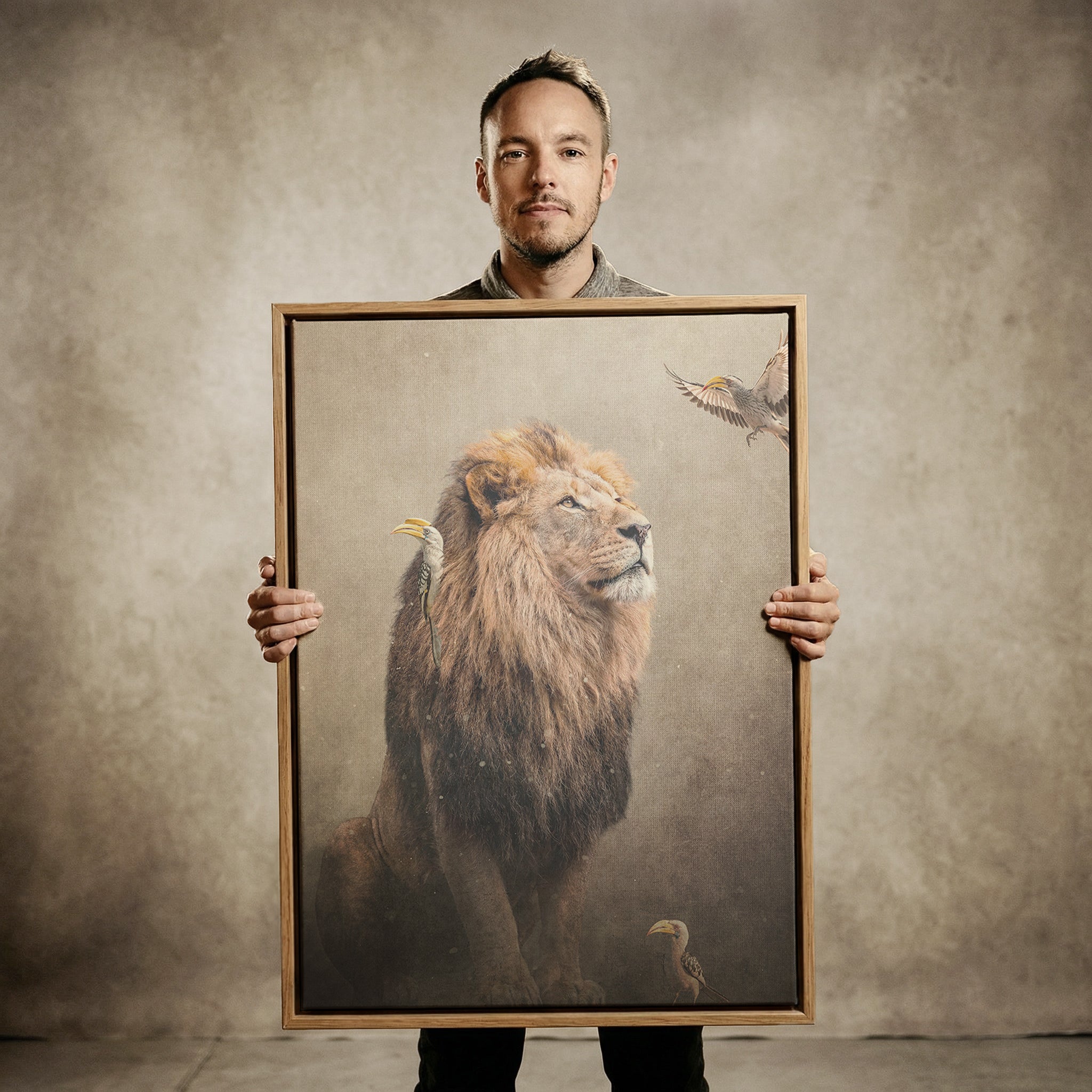 Lion with Hornbills Light EU